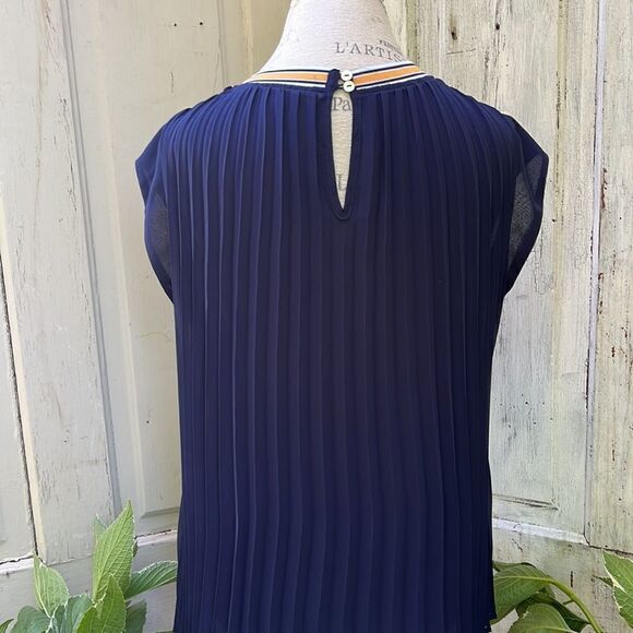 DR2 navy blue pleated sleeveless shirt. Size M - Picture 5 of 6